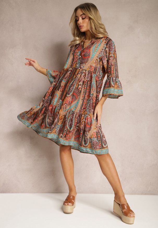 Renee - Pomarańczowa Sukienka Rozkloszowana z Falbankami we Wzór Paisley Acerolla. Okazja: na co dzień, na spacer. Typ kołnierza: kołnierz z falbankami. Kolor: pomarańczowy. Wzór: paisley. Sezon: wiosna, lato. Typ sukienki: proste. Styl: wizytowy, casual