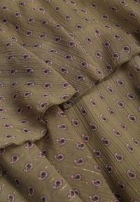 Born2be - Zielona Koszulowa Sukienka z Dłuższym Tyłem i Falbanami Savandra. Okazja: na co dzień. Kolor: zielony. Materiał: poliester. Typ sukienki: koszulowe. Styl: casual #7