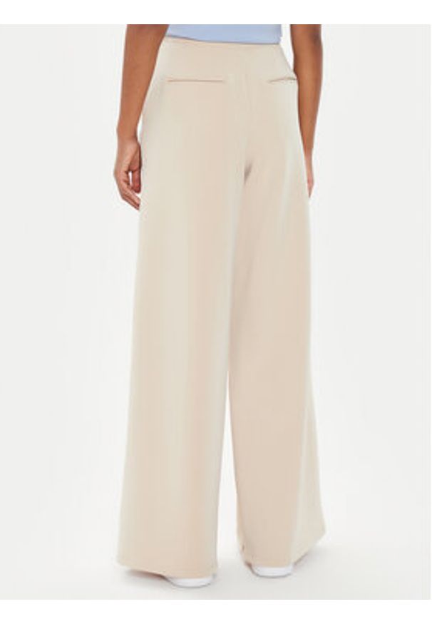 Guess Spodnie dresowe V4YB07 KCAY2 Beżowy Relaxed Fit. Kolor: beżowy. Materiał: syntetyk, dresówka