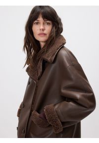Reserved - Dwustronna kurtka z imitacji skóry - ciemnobrązowy. Kolor: brązowy. Materiał: skóra #1