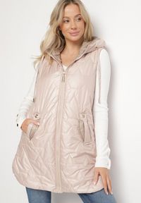 Born2be - Beżowa Długa Kamizelka z Pikowaniem i Ozdobnymi Suwakami Desilla. Okazja: na co dzień. Kolor: beżowy. Materiał: jeans. Długość: długie. Styl: casual #7