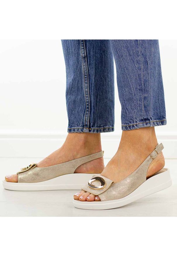 POTOCKI - Złote sandały damskie na platformie Potocki 43368. Okazja: na spacer, na co dzień. Nosek buta: okrągły. Kolor: złoty. Materiał: skóra. Wzór: aplikacja. Sezon: wiosna, lato. Obcas: na platformie. Styl: casual, elegancki, klasyczny, wakacyjny