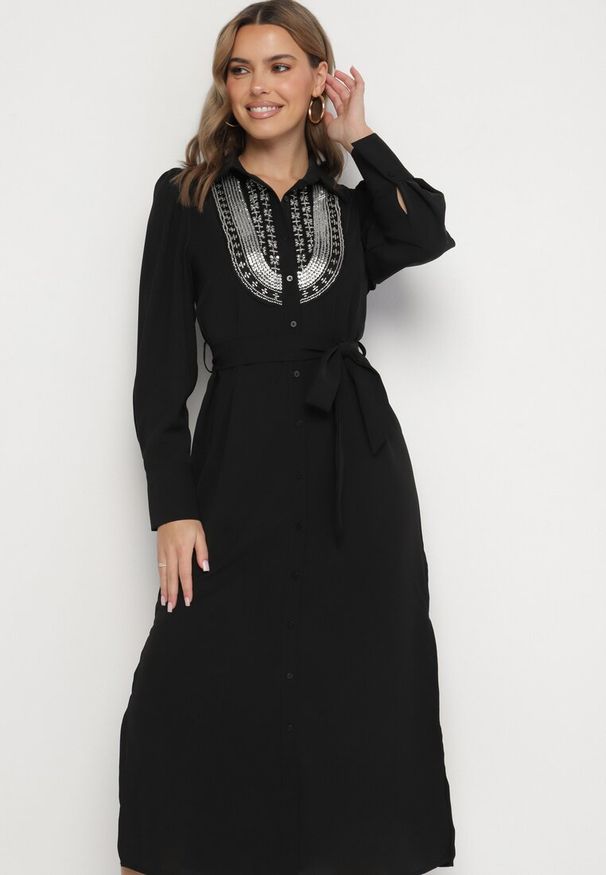 Born2be - Czarna Sukienka Koszulowa z Paskiem Cekinami i Koralikami Danielis. Okazja: na co dzień. Typ kołnierza: kołnierzyk klasyczny. Kolor: czarny. Materiał: skóra. Długość rękawa: długi rękaw. Wzór: aplikacja. Typ sukienki: koszulowe. Styl: casual, klasyczny