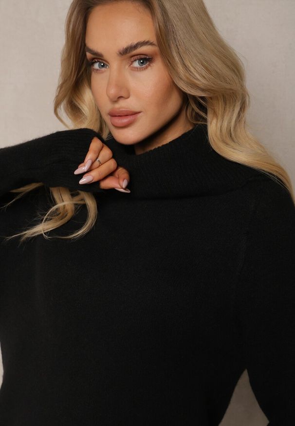 Renee - Czarny Golf z Wełną Wiskozą i Wywiniętym Dekoltem Hedita. Okazja: na co dzień. Typ kołnierza: golf. Kolor: czarny. Materiał: wiskoza, wełna. Styl: klasyczny, casual