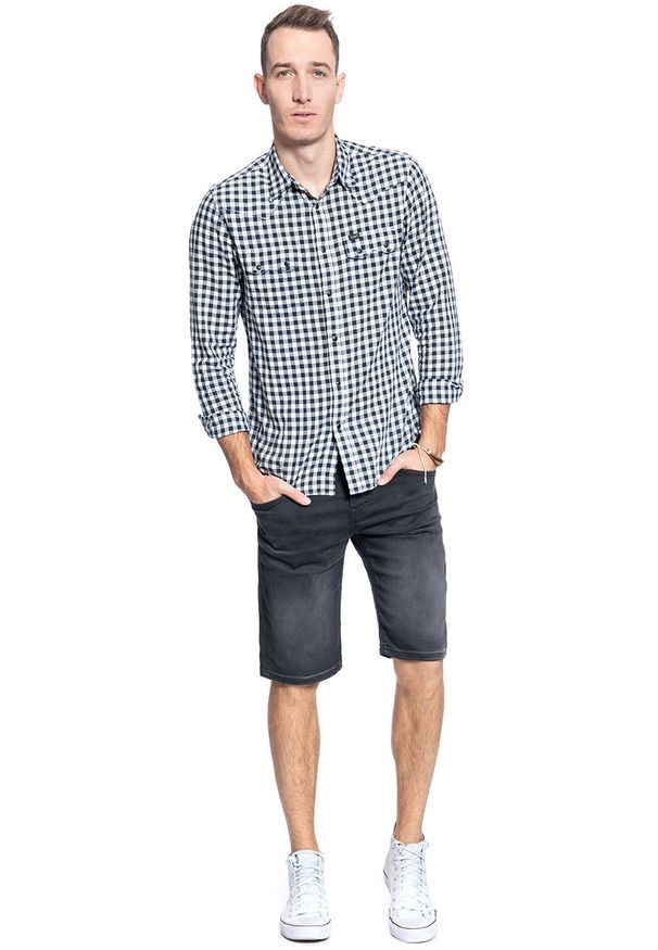Mustang - SPODENKI JEANSOWE MĘSKIE MUSTANG Chicago Short 1010193 4000 881. Materiał: jeans