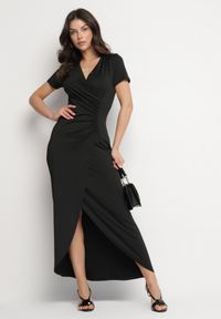 Born2be - Czarna Dopasowana Sukienka z Wiskozą o Kopertowym Kroju z Marszczeniem Talisia. Okazja: na co dzień. Typ kołnierza: dekolt w kształcie V. Kolor: czarny. Materiał: wiskoza. Długość rękawa: krótki rękaw. Typ sukienki: kopertowe. Styl: casual, elegancki #7