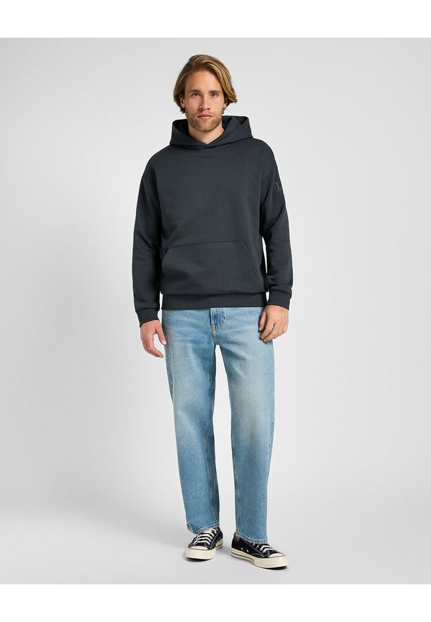 Lee - MĘSKA BLUZA Z KAPTUREM LEE CORE RELAXED HOODIE WASHED BLACK 112355528. Typ kołnierza: kaptur
