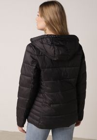 Born2be - Czarna Kurtka Pikowana na Sezon Pzejściowy z Kapturem Zinnitha. Okazja: na co dzień. Typ kołnierza: kaptur. Kolor: czarny. Materiał: nylon, dresówka. Styl: casual #6