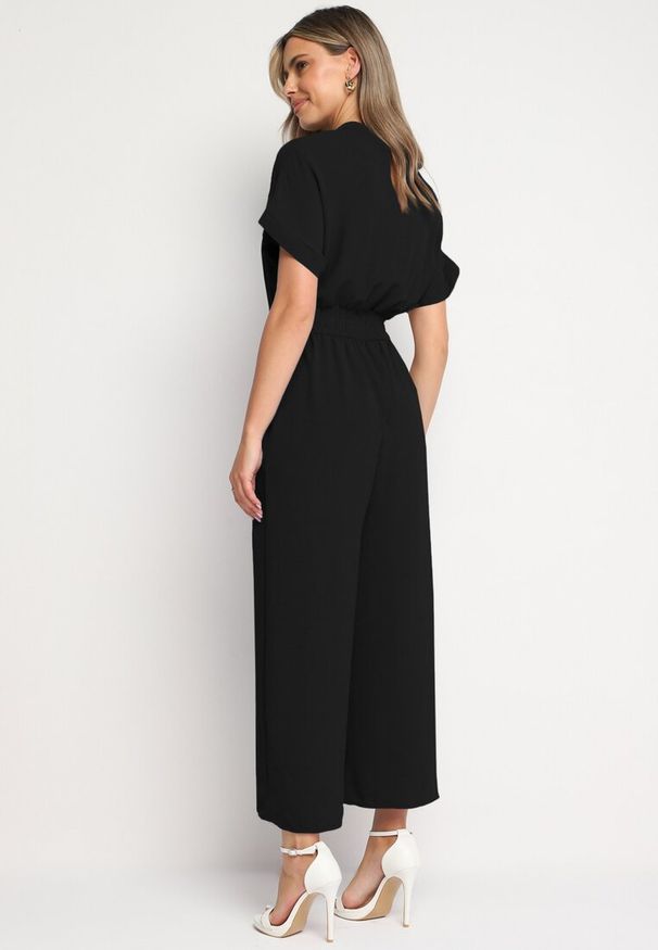 Born2be - Czarny Wiskozowy Kombinezon o Taliowanym Kroju z Szerokimi Nogawkami Delsea. Okazja: do pracy. Kolor: czarny. Materiał: wiskoza. Długość rękawa: krótki rękaw. Długość: krótkie. Styl: elegancki