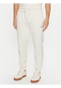 Calvin Klein Jeans Spodnie dresowe Monologo Hwk Pant J30J325658 Écru Regular Fit. Materiał: syntetyk