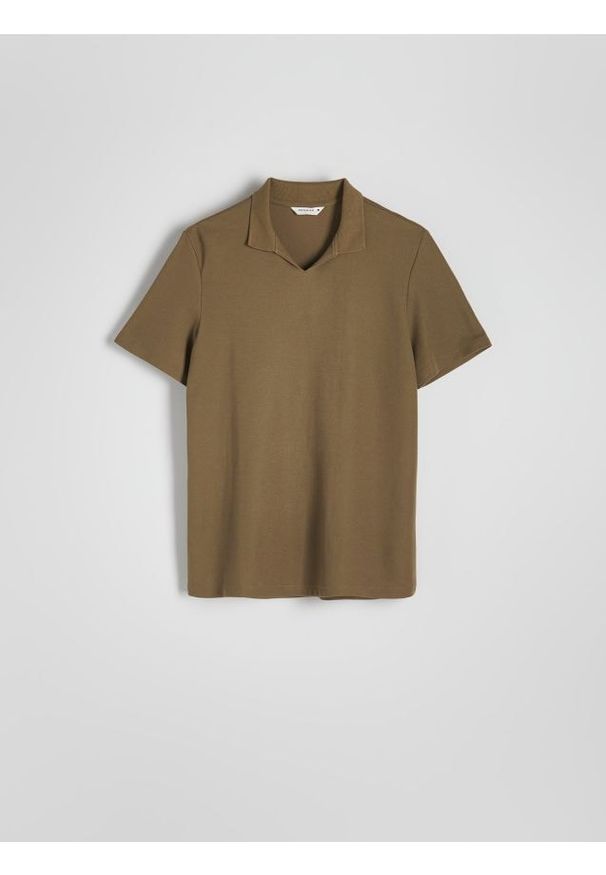 Reserved - Koszulka polo regular - ciemnozielony. Typ kołnierza: polo. Kolor: zielony. Materiał: dzianina. Wzór: gładki