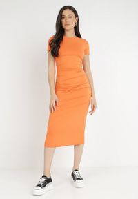 Born2be - Pomarańczowa Sukienka Oreitheis. Kolor: pomarańczowy. Długość rękawa: krótki rękaw. Wzór: gładki, aplikacja, jednolity. Typ sukienki: sportowe. Styl: sportowy, elegancki. Długość: mini