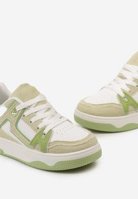 Renee - Zielono-Białe Sneakersy Ozdobione Jeansowymi Naszywkami Cliome. Kolor: zielony. Materiał: jeans. Wzór: aplikacja #3