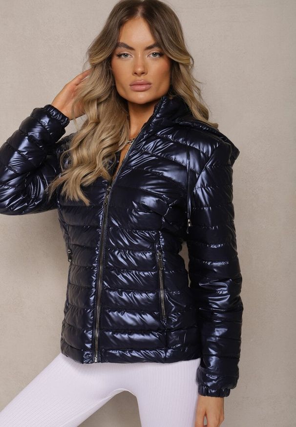 Renee - Granatowa Kurtka Ozdobiona Pikowaniem z Odpinanym Kapturem Mivvera. Kolor: niebieski. Materiał: jeans. Wzór: aplikacja. Styl: sportowy