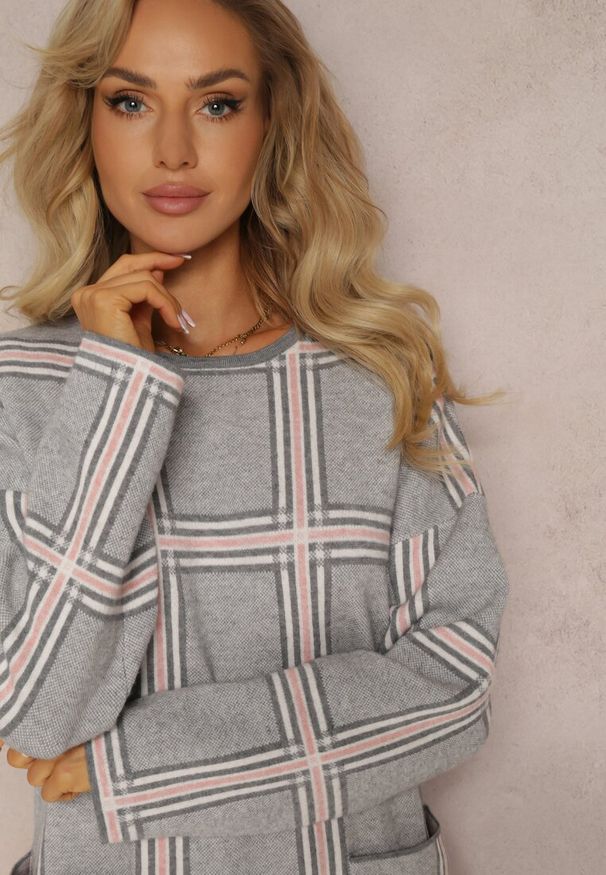 Renee - Szara Dzianinowa Sukienka Oversize z Naszytymi Kieszeniami w Kratę Deliuba. Kolor: szary. Materiał: dzianina. Wzór: aplikacja. Typ sukienki: oversize