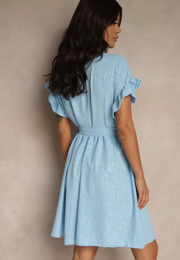 Renee - Jasnoniebieska Sukienka z Paskiem i Falbankami przy Rękawach Folunelle. Okazja: na co dzień. Typ kołnierza: kołnierz z falbankami. Kolor: niebieski. Styl: klasyczny, casual, elegancki