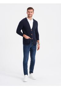 Ombre Clothing - Męski dzianinowy kardigan z kieszeniami i ozdobnymi guzikami – granatowy V3 - Rozmiar: M. Okazja: na co dzień. Kolor: niebieski. Materiał: dzianina. Wzór: aplikacja. Styl: elegancki, casual #1