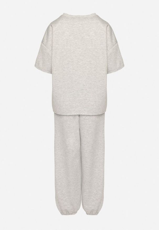 Born2be - Szary Komplet Dresowy z Wiskozą Zdobiony Naszywkami T-shirt i Spodnie Jogger Idallea. Kolor: szary. Materiał: wiskoza, dresówka. Wzór: aplikacja