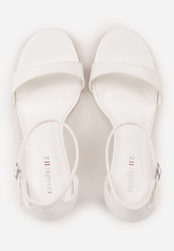 Born2be - Białe Sandały na Szpilce z Cienkim Paskiem Nealia. Okazja: na co dzień. Zapięcie: pasek. Kolor: biały. Materiał: jeans. Obcas: na szpilce. Styl: klasyczny, casual