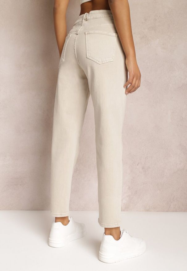 Renee - Beżowe Jeansy Mom Fit High Waist Kasena. Okazja: na co dzień. Stan: podwyższony. Kolor: beżowy. Styl: klasyczny, casual