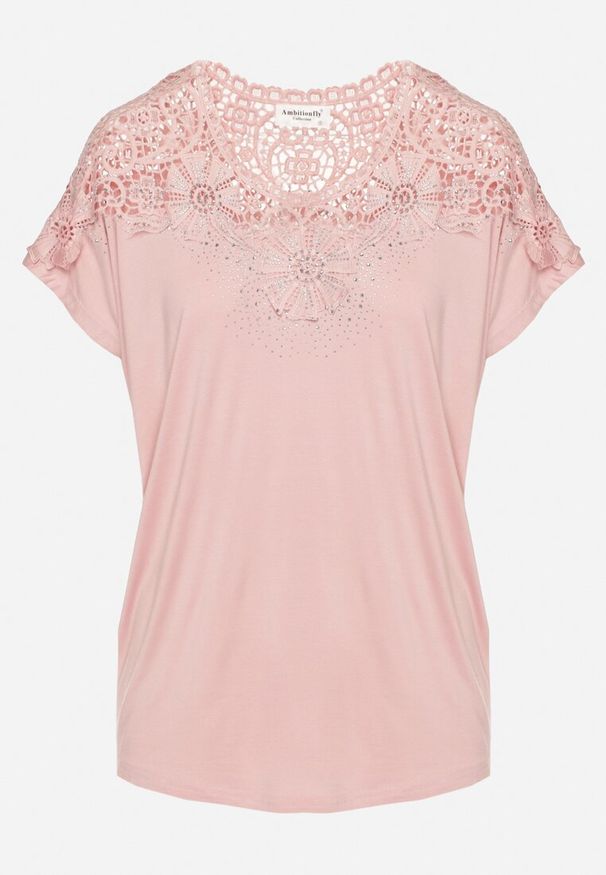 Born2be - Różowa Bluzka z Wiskozą Ozdobiona Koronką i Cyrkoniami Viarenas. Okazja: na co dzień. Kolor: różowy. Materiał: wiskoza, koronka. Długość rękawa: krótki rękaw. Długość: krótkie. Wzór: aplikacja, koronka. Styl: elegancki, casual