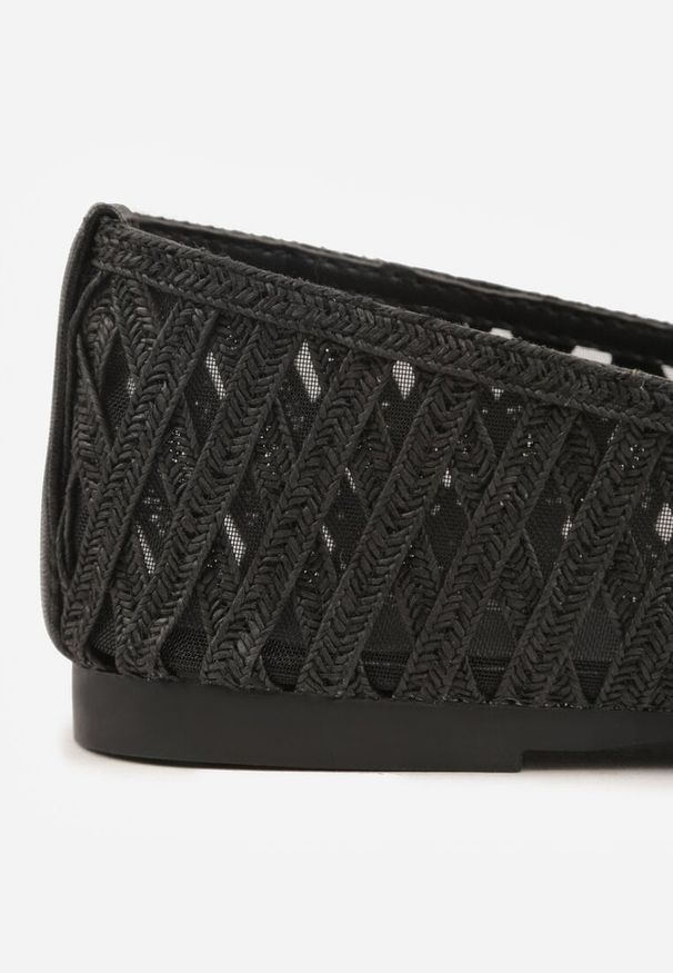 Renee - Czarne Balerinki z Ażurowym Wzorem i Paskiem Astethera. Okazja: na co dzień. Zapięcie: pasek. Kolor: czarny. Materiał: jeans. Wzór: ażurowy. Styl: casual, elegancki