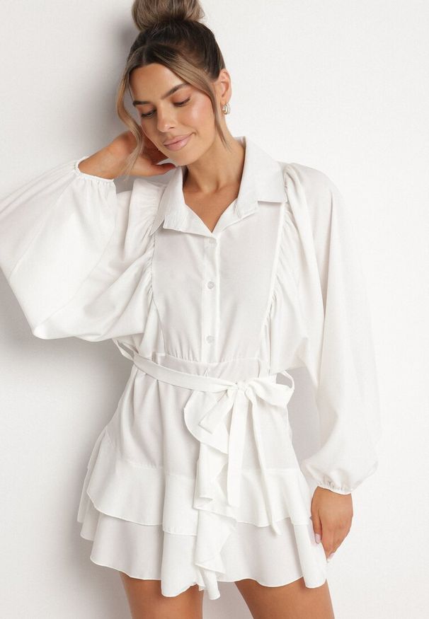 Born2be - Biała Sukienka Ozdobiona Paskiem i Falbanami Divilena. Okazja: na co dzień. Kolor: biały. Materiał: jeans. Wzór: aplikacja. Styl: elegancki, casual