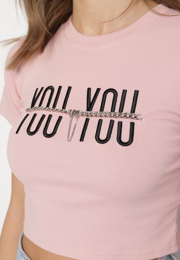 Born2be - Różowy Bawełniany T-shirt z Napisem i Łańcuchem Olimelia. Kolor: różowy. Materiał: bawełna. Wzór: napisy