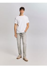 Reserved - Jeansy slim z efektem sprania - jasnoszary. Kolor: szary
