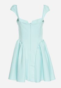 Born2be - Jasnozielona Rozkloszowana Sukienka z Ozdobnym Dekoltem i Guzikami Salasesia. Okazja: na co dzień. Typ kołnierza: dekolt kwadratowy. Kolor: zielony. Materiał: tkanina. Sezon: lato. Styl: klasyczny, casual, elegancki #3