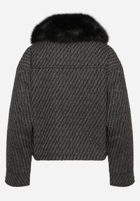 Born2be - Czarna Elegancka Kurtka z Futrzanym Kołnierzem i Metaliczną Nicią Vertieska. Okazja: na co dzień. Kolor: czarny. Materiał: futro. Styl: elegancki #5