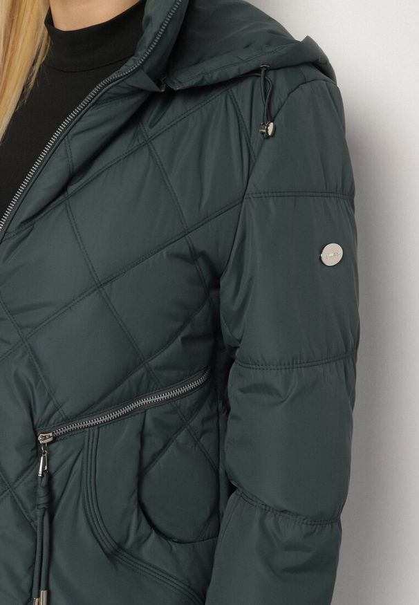 Born2be - Ciemnozielona Pikowana Kurtka z Kapturem i Ozdobnymi Suwakami Carnaye. Okazja: na spacer, na co dzień. Typ kołnierza: kaptur. Kolekcja: plus size. Kolor: zielony. Materiał: jeans. Styl: elegancki, casual, sportowy