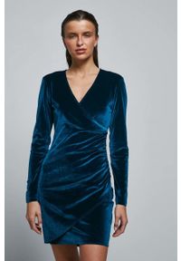 medicine - Medicine sukienka kolor zielony mini dopasowana. Kolor: zielony. Materiał: dzianina. Długość rękawa: długi rękaw. Wzór: gładki. Typ sukienki: dopasowane. Długość: mini #4