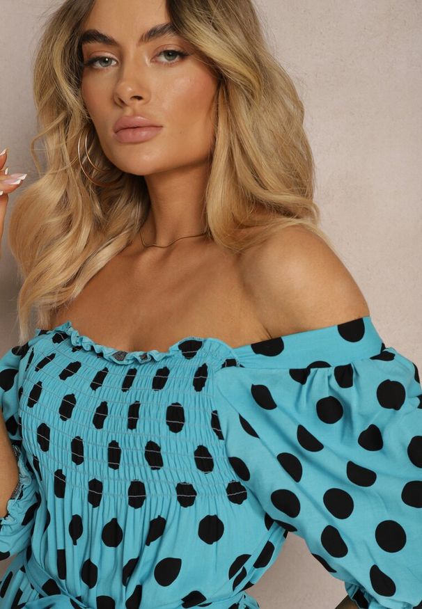 Renee - Niebieska Bawełniana Sukienka z Marszczonym Dekoltem i Materiałowym Paskiem Tesaya. Kolor: niebieski. Materiał: materiał, bawełna. Typ sukienki: rozkloszowane. Styl: retro