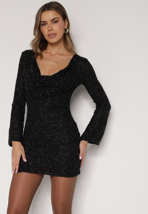 Born2be - Czarna Fakturowana Sukienka o Dopasowanym Kroju z Dekoltem Woda Silwedina. Typ kołnierza: dekolt woda. Kolor: czarny. Typ sukienki: oversize