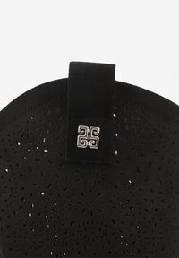 Born2be - Czarne Botki Typu Kowbojki Ażurowe Ozdobione Metaliczną Aplikacją Iomosa. Okazja: na co dzień, do pracy. Kolor: czarny. Materiał: prążkowany, skóra. Wzór: ażurowy, aplikacja. Styl: casual, elegancki #9