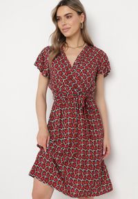 Born2be - Czerwona Sukienka z Wiskozy z Kopertowym Dekoltem i Gumką w Talii Moanalise. Kolor: czerwony. Materiał: wiskoza. Sezon: lato. Typ sukienki: kopertowe #3