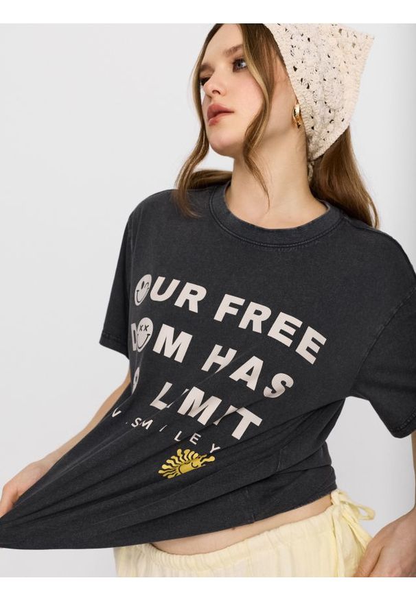 Sinsay - Bawełniana koszulka z nadrukiem S.W. Smiley - fioletowy. Kolor: fioletowy. Materiał: bawełna. Wzór: nadruk