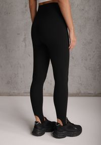 Renee - Czarne Klasyczne Legginsy High Waist z Zapiętkami Gavasa. Okazja: na co dzień. Stan: podwyższony. Kolor: czarny. Długość: krótkie. Styl: klasyczny #4