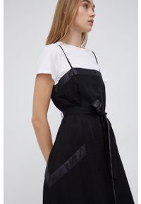 DKNY - Dkny Sukienka kolor czarny midi rozkloszowana. Kolor: czarny. Długość rękawa: krótki rękaw. Typ sukienki: rozkloszowane. Długość: midi #5