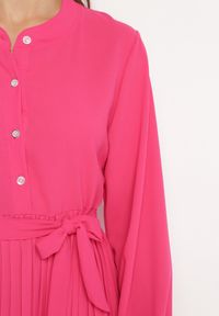 Born2be - Różowa Rozkloszowana Sukienka Maxi z Plisowanym Dołem i Wiązanym Paskiem Nollira. Kolor: różowy. Materiał: materiał. Długość rękawa: długi rękaw. Typ sukienki: plisowane. Styl: elegancki. Długość: maxi #5