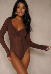 Renee - Brązowe Body Vices o Fasonie Longsleeve z Dekoltem w Kształcie V Asstre. Okazja: na randkę, na co dzień. Typ kołnierza: dekolt w kształcie V. Kolor: brązowy. Materiał: jeans, skóra. Długość rękawa: długi rękaw. Długość: długie. Styl: klasyczny, casual