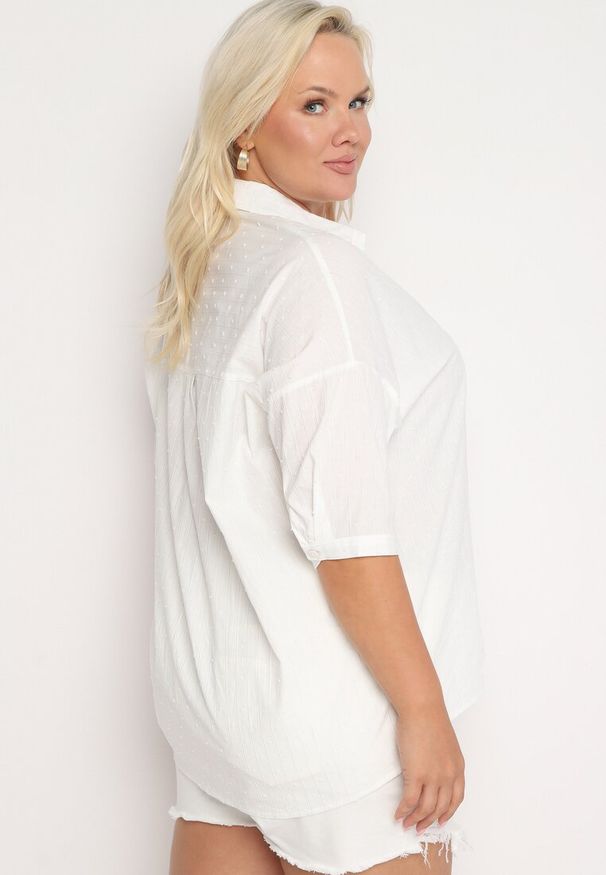 Born2be - Biała Bawełniana Koszula z Krótkim Rękawem Tinalyni. Okazja: na spotkanie biznesowe, do pracy. Kolekcja: plus size. Kolor: biały. Materiał: bawełna. Długość rękawa: krótki rękaw. Długość: krótkie. Styl: elegancki, biznesowy, klasyczny