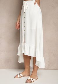 Renee - Biała Spódnica z Przedłużonym Tyłem Zdobiona Falbanami i Guzikami Maleira. Okazja: na co dzień. Kolor: biały. Wzór: aplikacja. Styl: casual, boho, elegancki