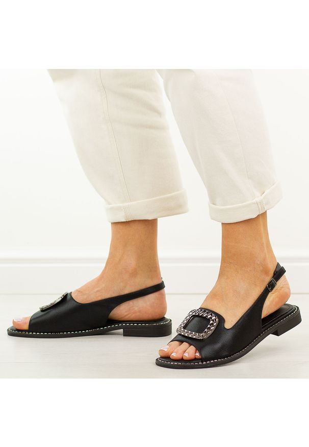 POTOCKI - Czarne płaskie sandały damskie Potocki 43340. Okazja: na co dzień. Kolor: czarny. Materiał: skóra. Wzór: aplikacja. Sezon: wiosna, lato. Obcas: na obcasie. Styl: casual, elegancki, klasyczny. Wysokość obcasa: niski