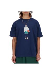 Koszulka New Balance MT41578NNY - granatowa. Kolor: niebieski. Materiał: bawełna. Długość rękawa: krótki rękaw. Długość: krótkie. Wzór: kolorowy