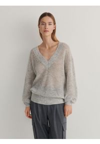 Reserved - Sweter oversize z wełną - jasnoszary. Kolor: szary. Materiał: wełna. Wzór: gładki #1