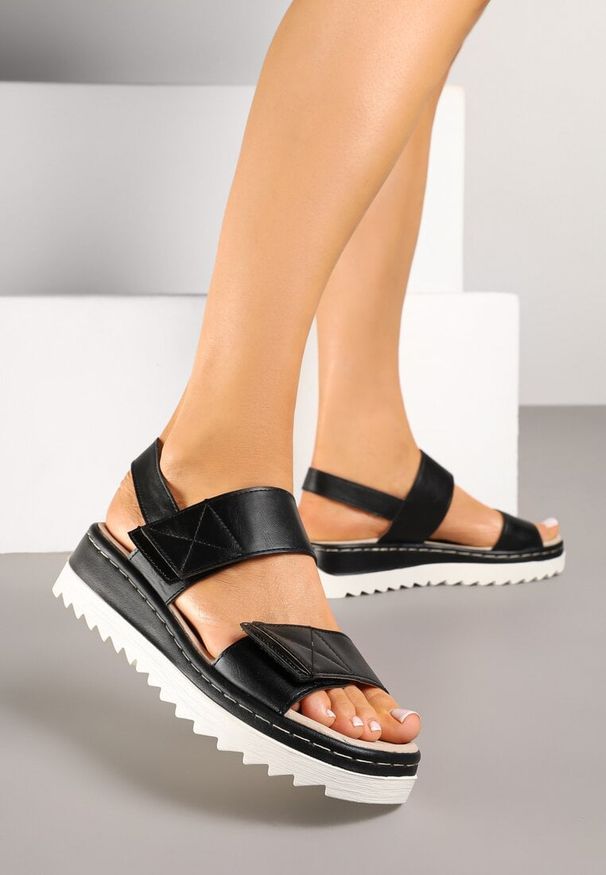 Renee - Czarne Sandały na Koturnie z Tłoczoną Cholewką Folanire. Okazja: na co dzień. Zapięcie: rzepy. Kolor: czarny. Obcas: na koturnie. Styl: elegancki, casual. Wysokość obcasa: średni