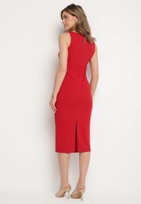 Born2be - Czerwona Sukienka z Wiskozą o Dopasowanym Kroju z Rozcięciem z Tyłu Denama. Okazja: na co dzień. Kolor: czerwony. Materiał: wiskoza. Styl: klasyczny, elegancki, casual