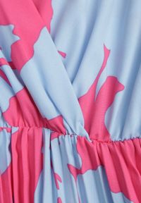 Renee - Różowo-Niebieska Kopertowa Plisowana Sukienka Koktajlowa z Gumką i Paskiem w Talii Benelsea. Typ kołnierza: dekolt w kształcie V. Kolor: różowy. Materiał: materiał. Typ sukienki: kopertowe. Styl: wizytowy #6